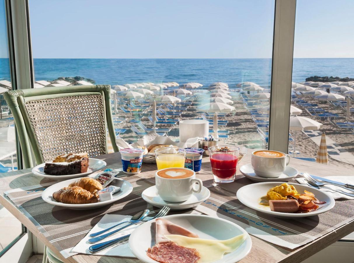 Hotel International Direttamente Sulla Sabbia Misano Adriatico Kültér fotó