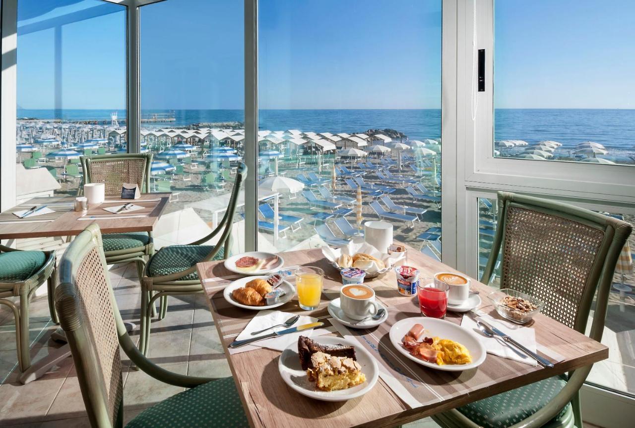Hotel International Direttamente Sulla Sabbia Misano Adriatico Kültér fotó