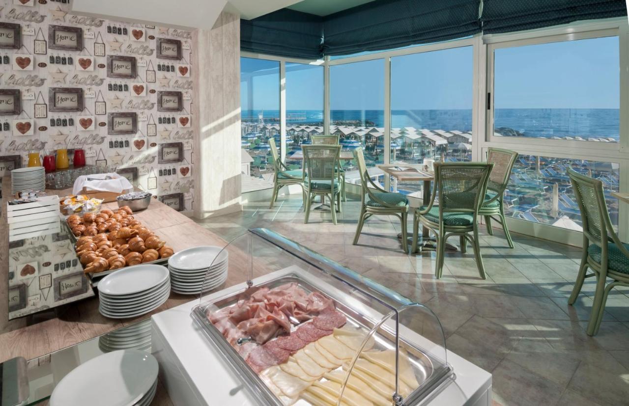 Hotel International Direttamente Sulla Sabbia Misano Adriatico Kültér fotó