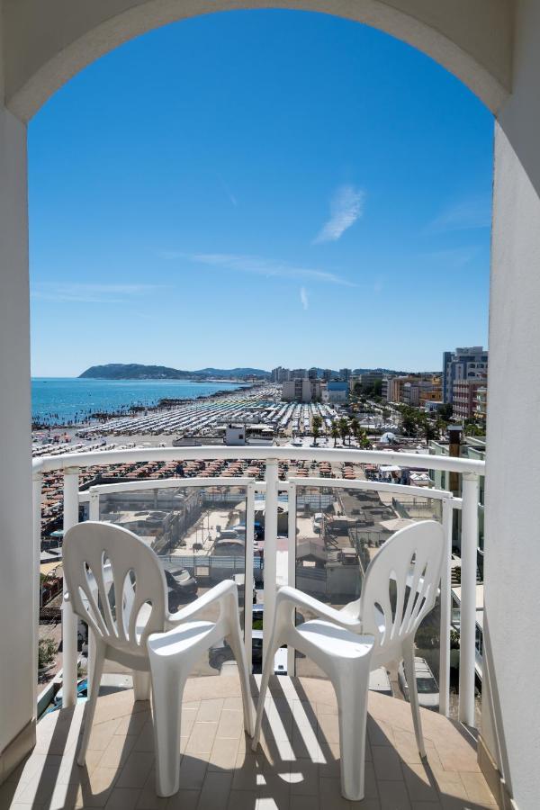 Hotel International Direttamente Sulla Sabbia Misano Adriatico Kültér fotó