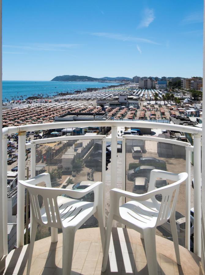 Hotel International Direttamente Sulla Sabbia Misano Adriatico Kültér fotó