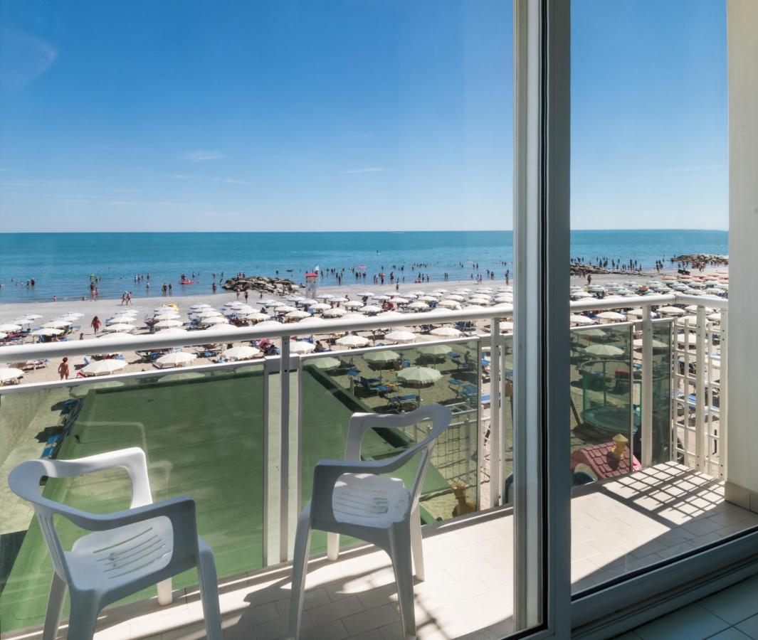 Hotel International Direttamente Sulla Sabbia Misano Adriatico Kültér fotó
