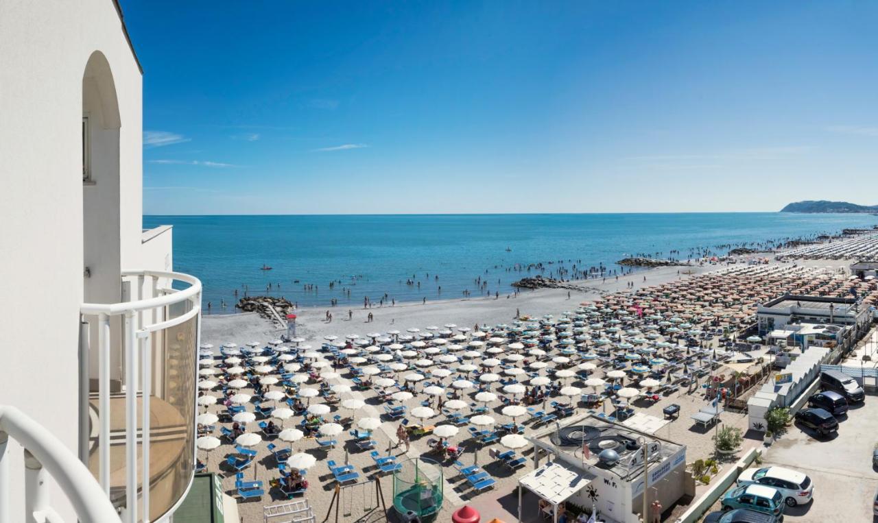 Hotel International Direttamente Sulla Sabbia Misano Adriatico Kültér fotó